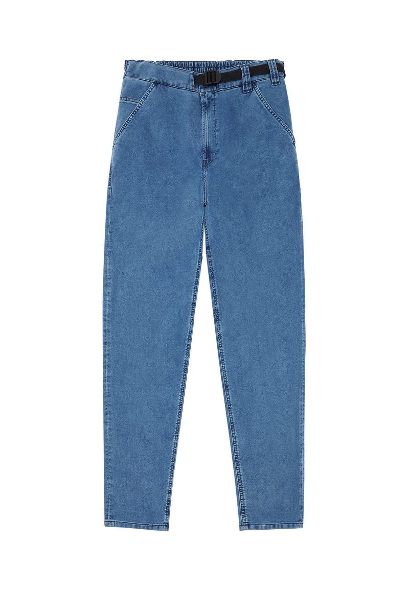 Blaue Jeans-Hose mit schmal zulaufendem Bein, elastischem Taillengummi, Seitentaschen und einem integrierten schwarzen Schnallen-Gürtel.