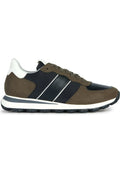 Braune und marineblaue Sneakers mit weißen Akzenten. Das Obermaterial besteht aus Wildleder und Leder, hat zwei diagonale Streifen und eine strukturierte Gummisohle.