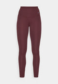 Bordeauxrote Leggings mit hohem Bund aus dehnbarem Stoff. Verfügt über eine glatte Textur und ein kleines graues Nike-Logo am Bund.