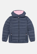 Marineblauer gepolsterter Jacke mit einer rosa gefütterten Kapuze, Reißverschluss, zwei Seitentaschen und gerippten Bündchen. Horizontales Steppmuster über die gesamte Jacke.