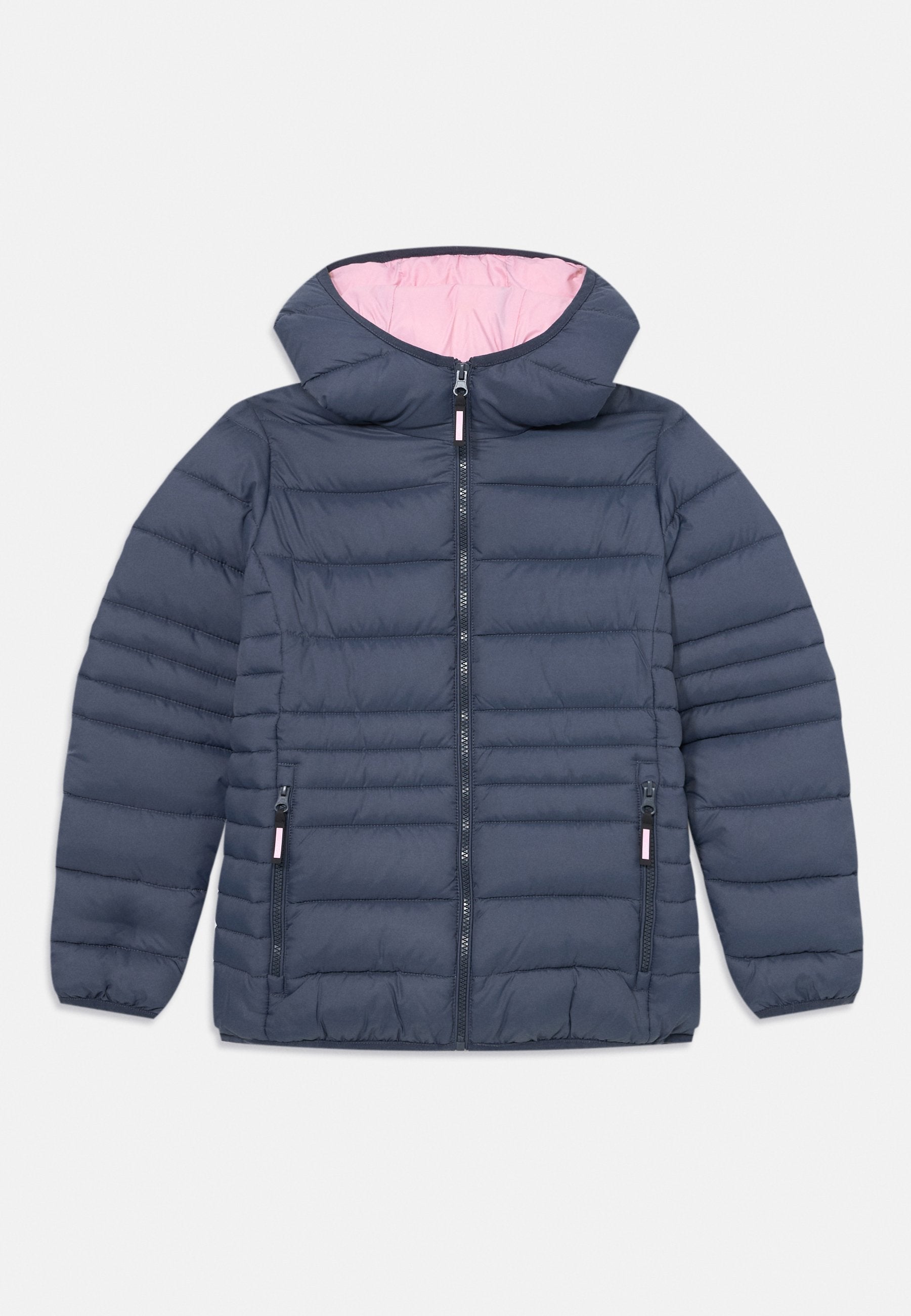 Marineblauer gepolsterter Jacke mit einer rosa gefütterten Kapuze, Reißverschluss, zwei Seitentaschen und gerippten Bündchen. Horizontales Steppmuster über die gesamte Jacke.