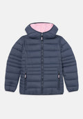 Marineblauer gepolsterter Jacke mit einer rosa gefütterten Kapuze, Reißverschluss, zwei Seitentaschen und gerippten Bündchen. Horizontales Steppmuster über die gesamte Jacke.