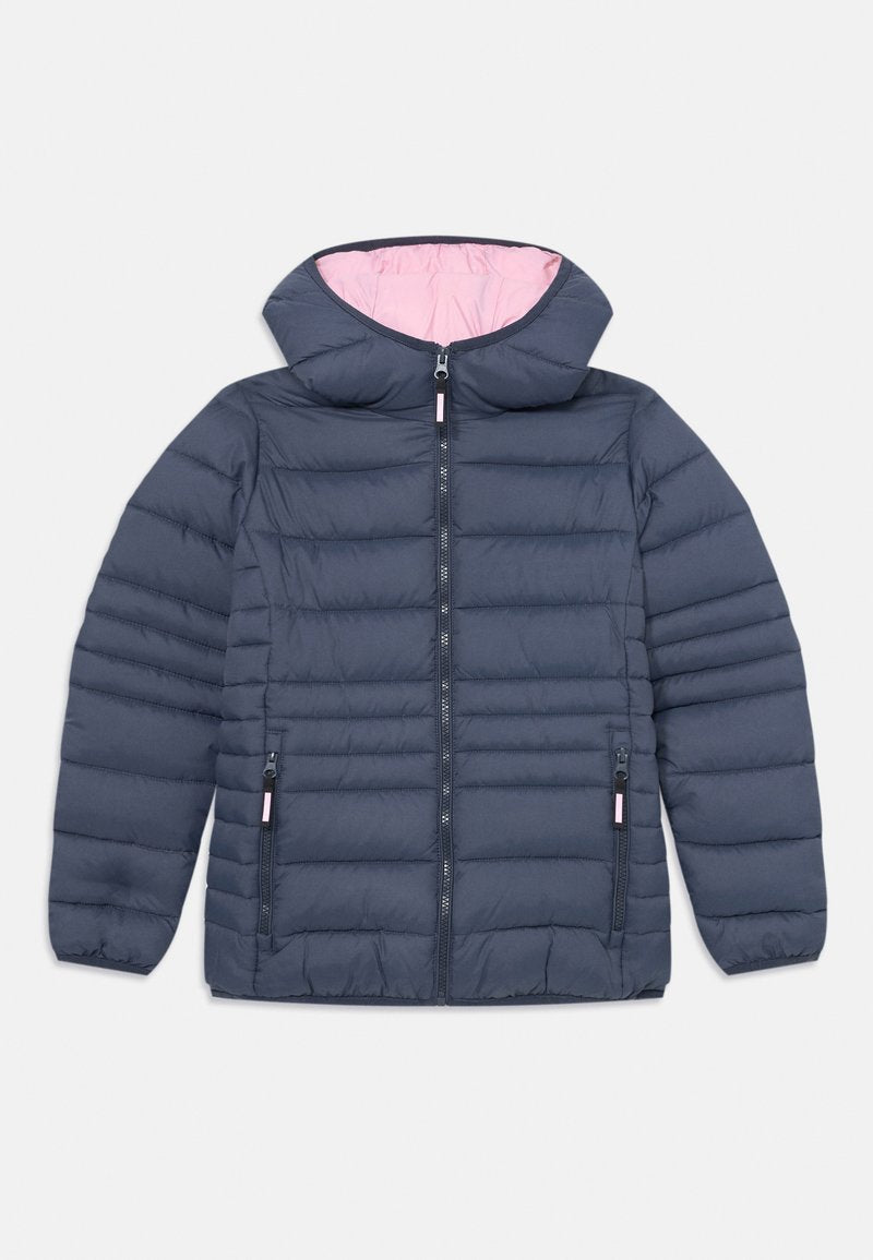 Marineblauer gepolsterter Jacke mit einer rosa gefütterten Kapuze, Reißverschluss, zwei Seitentaschen und gerippten Bündchen. Horizontales Steppmuster über die gesamte Jacke.