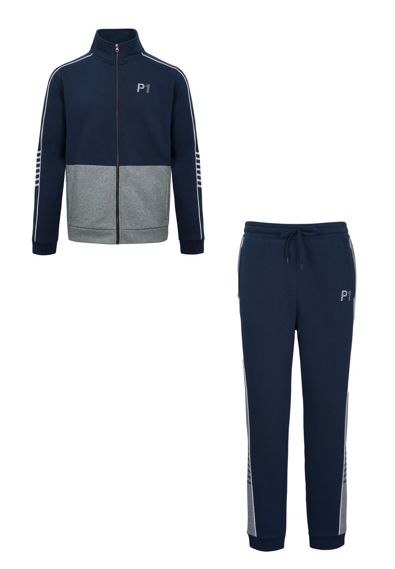 Marineblaue und graue Trainingsjacke mit Reißverschluss und „P1“-Logo sowie passende marineblaue Jogginghose mit Kordelzug und Seitenstreifen.