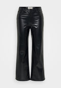 Schwarze, gemusterte Kunstlederhose mit ausgestellter Silhouette. Verfügt über einen Reißverschluss, Gürtelschlaufen und dekorative Nähte. Glatte, glänzende Textur.