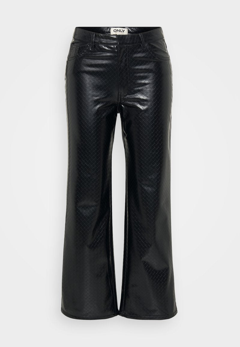 Schwarze, gemusterte Kunstlederhose mit ausgestellter Silhouette. Verfügt über einen Reißverschluss, Gürtelschlaufen und dekorative Nähte. Glatte, glänzende Textur.