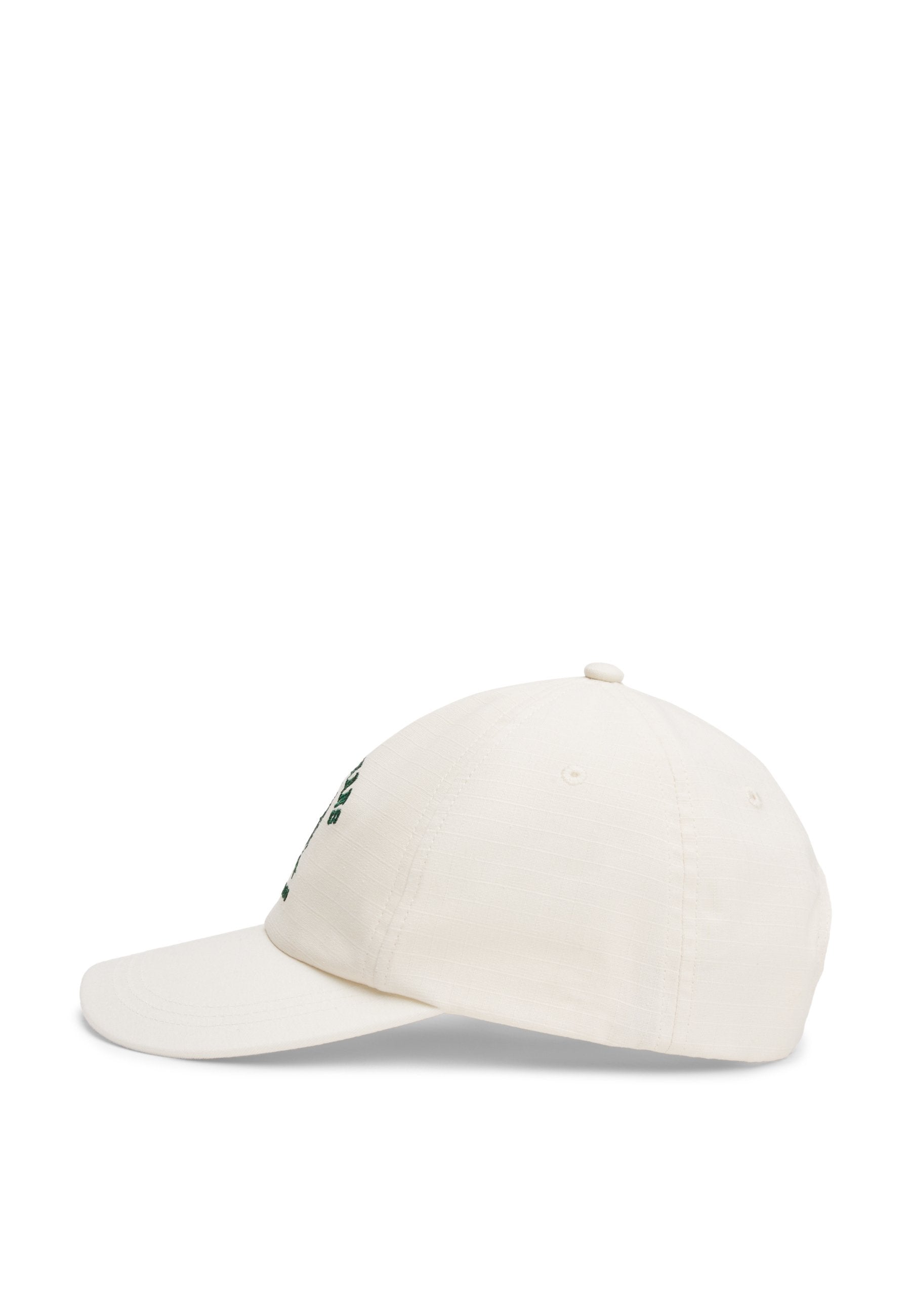 Weißer Baseballcap mit gesticktem grünen Text auf der Vorderseite, gebogenem Schirm und einem Knopf oben. Hergestellt aus strukturiertem Stoff.