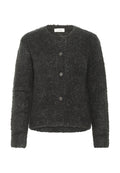Dunkel strukturierte Strickjacke mit rundem Ausschnitt, fünf schwarzen Knöpfen und langen Ärmeln. Hergestellt aus weichem, flauschigem Material.