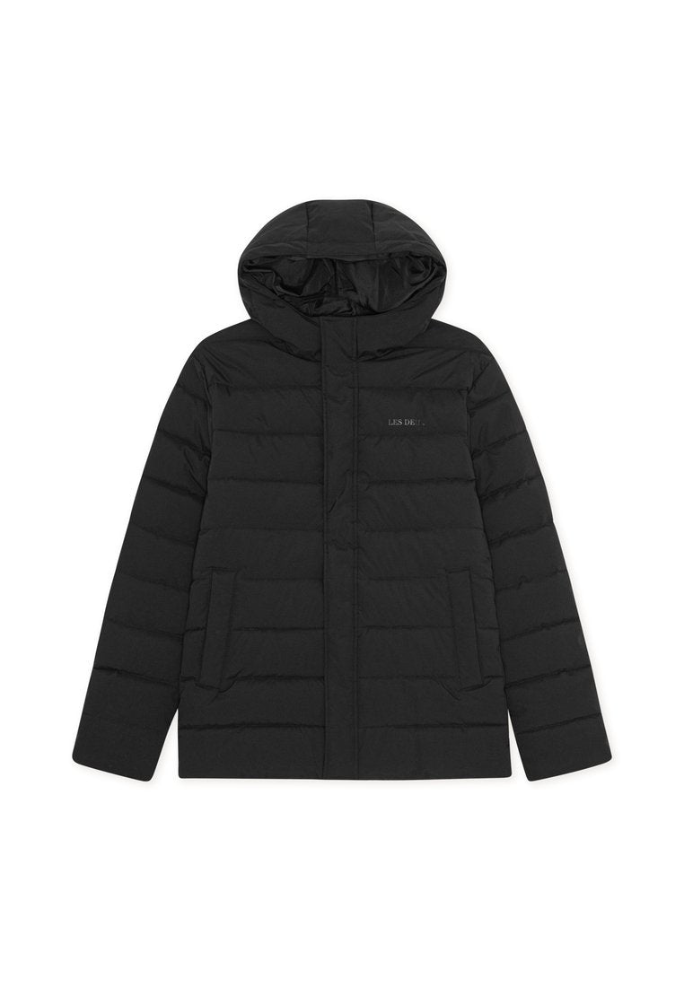 Schwarze Puffjacke mit Kapuze, mit einem gesteppten Design, glatter Oberfläche und zwei Vordertaschen. Dezentes Logo auf der Brust.