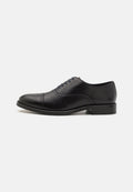Schwarze Lederschuhe mit abgerundetem Zeh, glatter Oberfläche und dezenten Nähten. Mit blauen Schnürsenkeln und einem niedrigen, gestapelten Absatz.