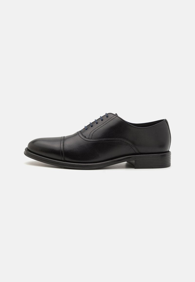 Schwarze Lederschuhe mit abgerundetem Zeh, glatter Oberfläche und dezenten Nähten. Mit blauen Schnürsenkeln und einem niedrigen, gestapelten Absatz.