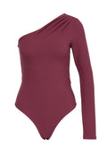 Ein burgunderfarbener Ein-schulter-Bodysuit aus strukturiertem Stoff, mit Falten an der Schulter und einem taillierten Design, das zu einem Tanga-Boden verläuft.