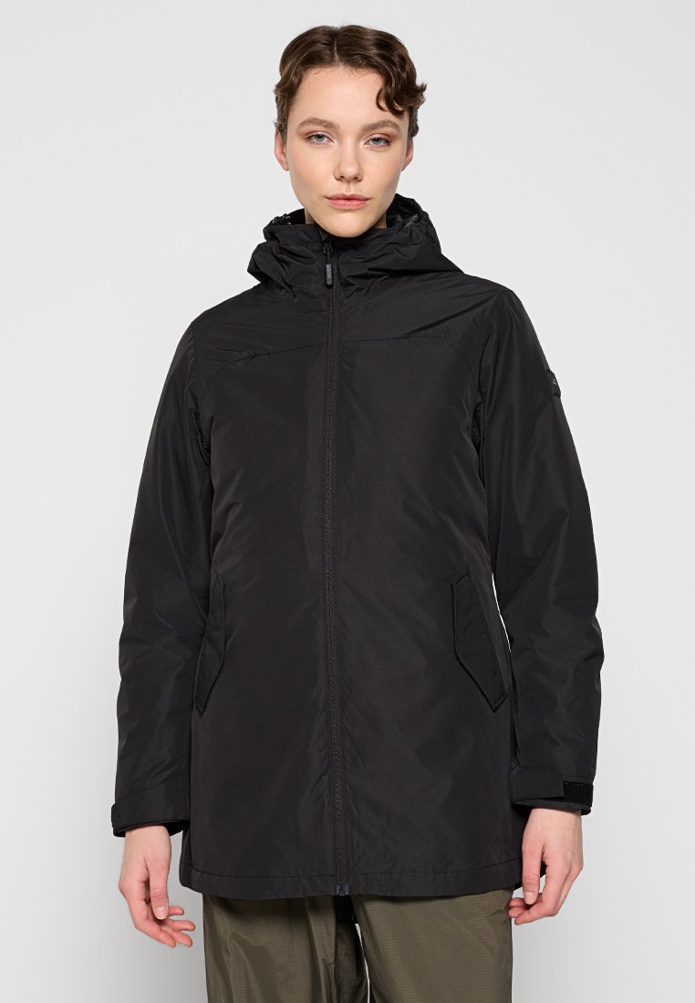 Schwarze wasserdichte Jacke mit Kapuze, Frontreißverschluss, zwei Seitentaschen und einem leicht lockeren Schnitt. Glatte Textur mit minimalistisch gestaltetem Design.