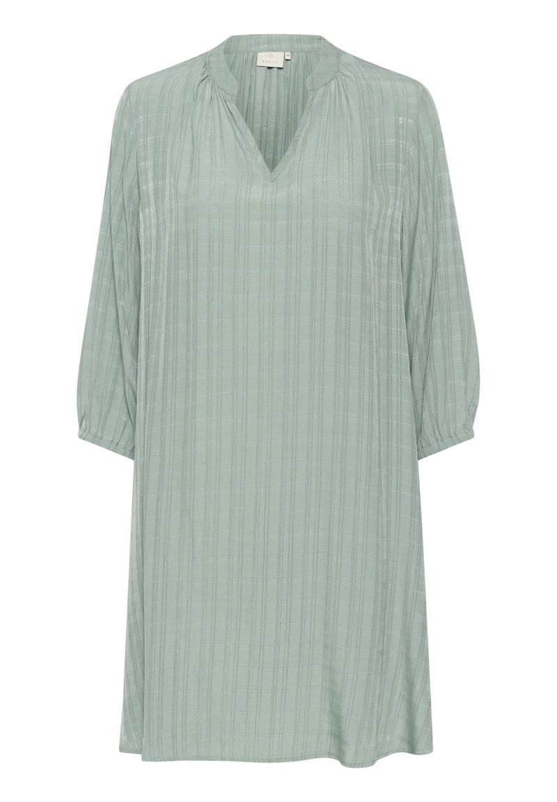 Hellgrünes Tunika-Kleid aus strukturiertem Stoff, mit V-Ausschnitt, drei Viertelärmeln und vertikalem Streifenmuster.