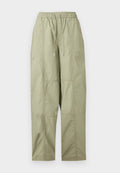 Hellgrüne, locker sitzende Hose mit elastischem Bund und Kordelzug, mit sichtbaren Nahtdetails und geraden Beinen.