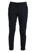 Schwarze, figurbetonte Hosen aus Stretchstoff mit Knopfverschluss, tapered Beinform und hochgekrempelten Säumen an den Knöcheln.