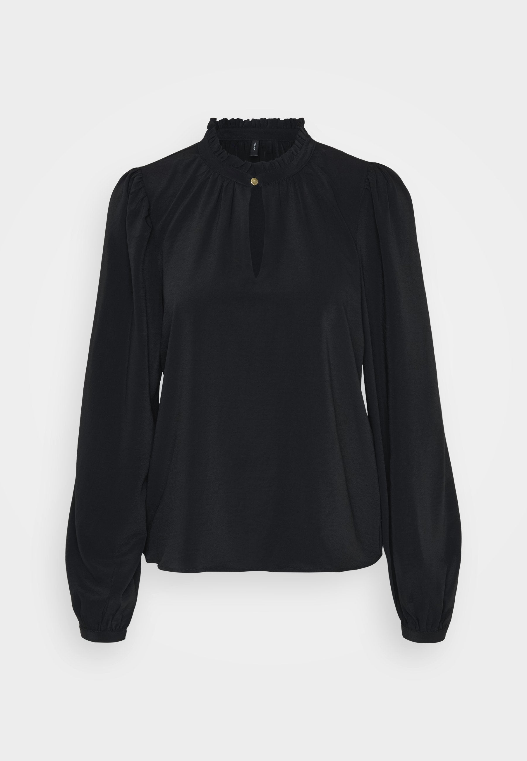 Schwarze Bluse aus weichem Stoff mit einem hohen rüschenbesetzten Ausschnitt, einem Schlüssellochöffnungs-Detail auf der Vorderseite und langen, gepufften Ärmeln mit eng anliegenden Manschetten.