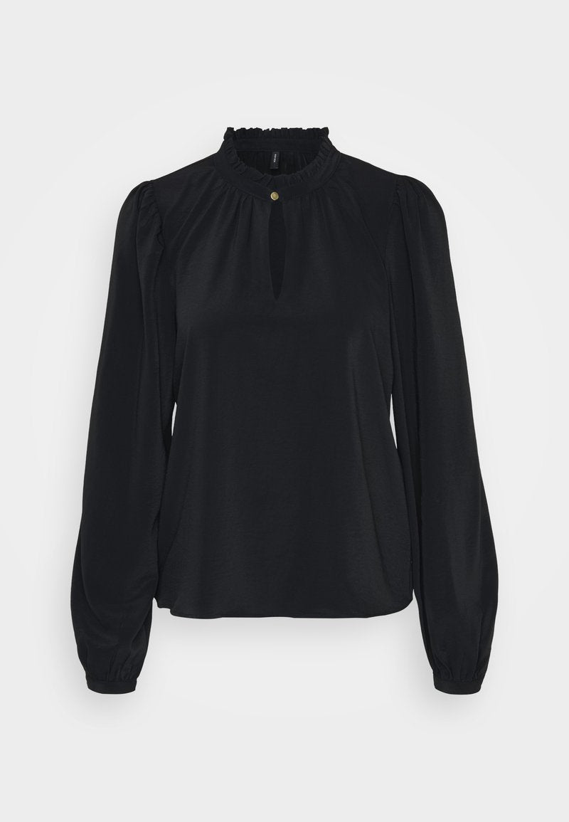 Schwarze Bluse aus weichem Stoff mit einem hohen rüschenbesetzten Ausschnitt, einem Schlüssellochöffnungs-Detail auf der Vorderseite und langen, gepufften Ärmeln mit eng anliegenden Manschetten.