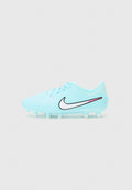 Helle blaue Fußballschuhe mit strukturiertem Obermaterial, schwarz-silbernem Nike-Swoosh und pinken Akzenten, mit abgerundetem Zehenbereich und genoppter Laufsohle.