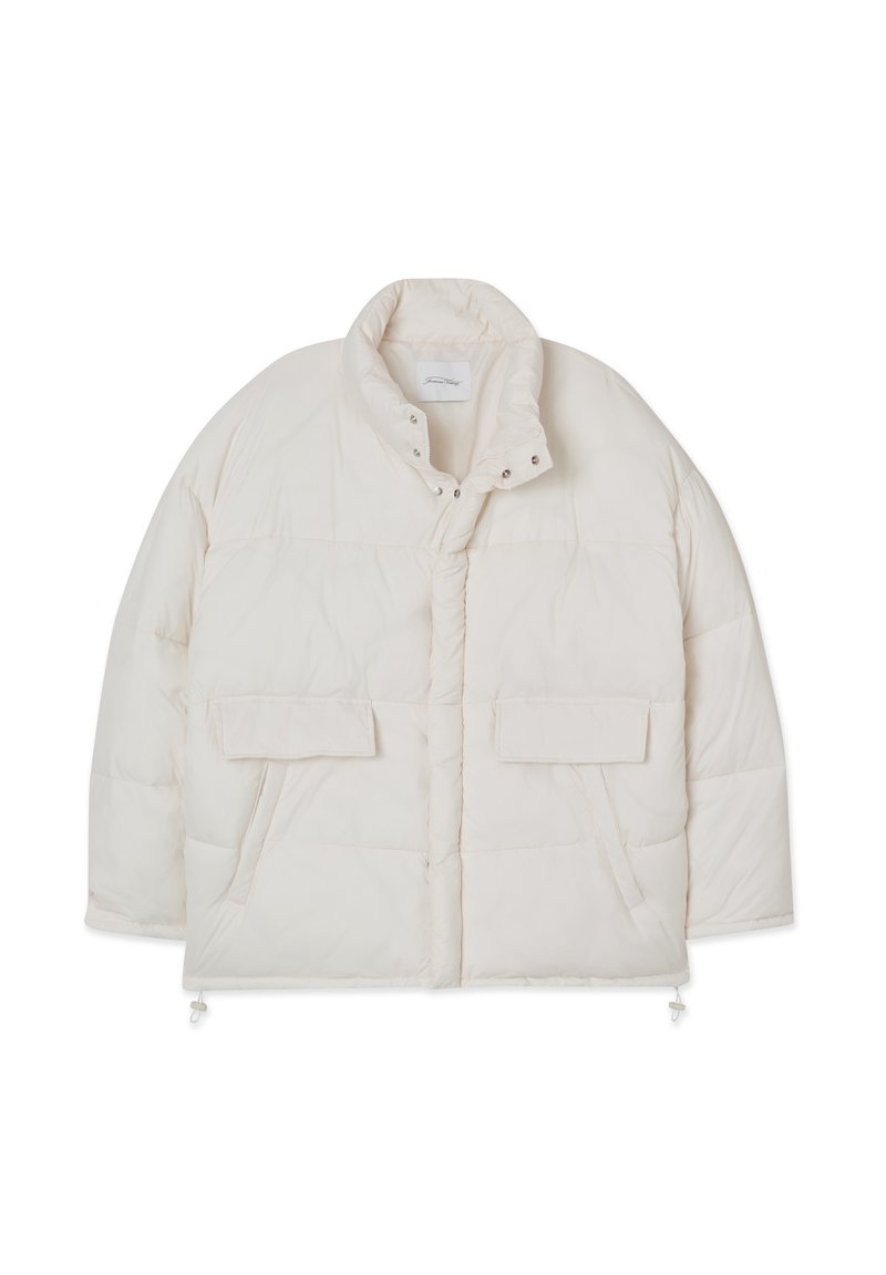 Puffige weiße Jacke mit hohem Kragen, Druckknöpfen und zwei Fronttaschen. Sie hat eine glatte Textur und einen verstellbaren Kordelzug am Saum.