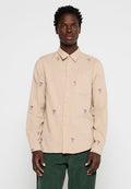 Beige Langarmhemd mit floraler Stickerei in Pink und Lila. Verfügt über einen Button-Down-Kragen und eine einzelne Brusttasche. Material aus Baumwollmischung.