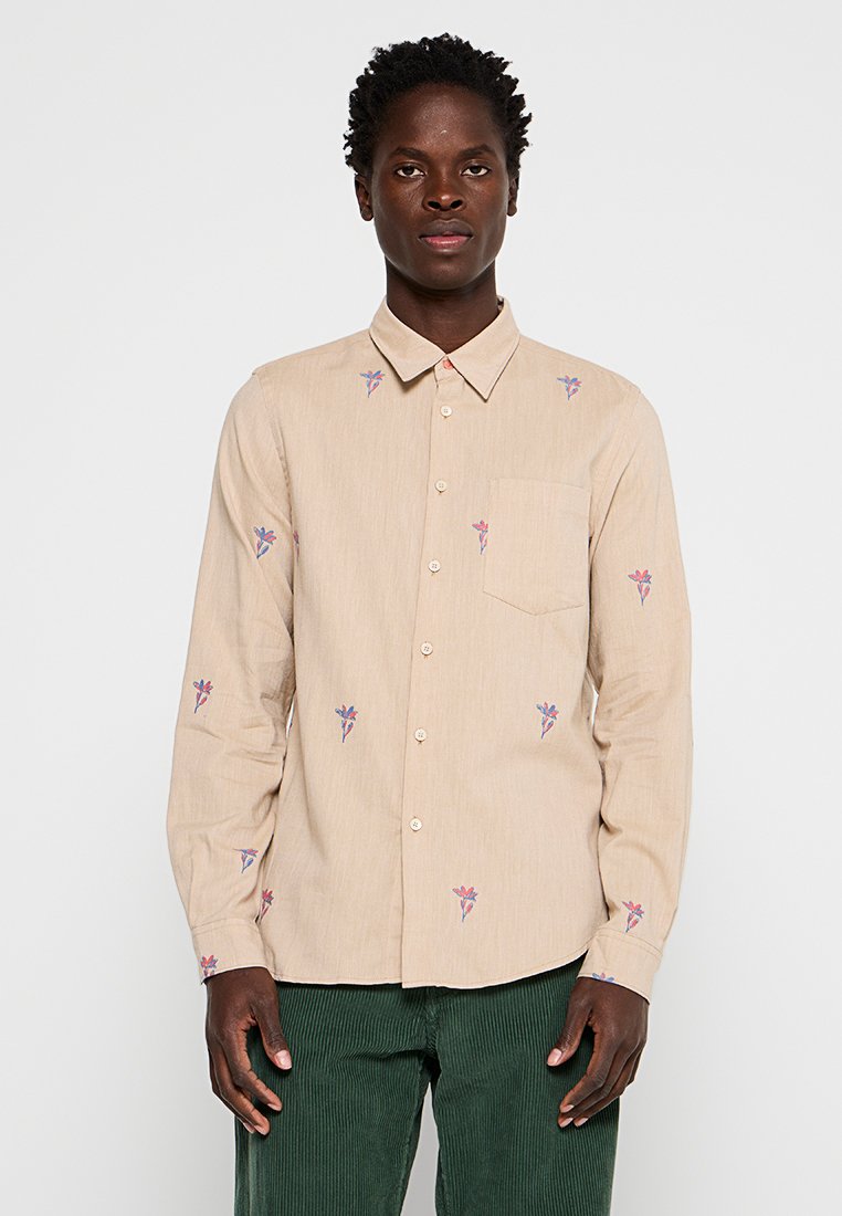 Beige Langarmhemd mit floraler Stickerei in Pink und Lila. Verfügt über einen Button-Down-Kragen und eine einzelne Brusttasche. Material aus Baumwollmischung.