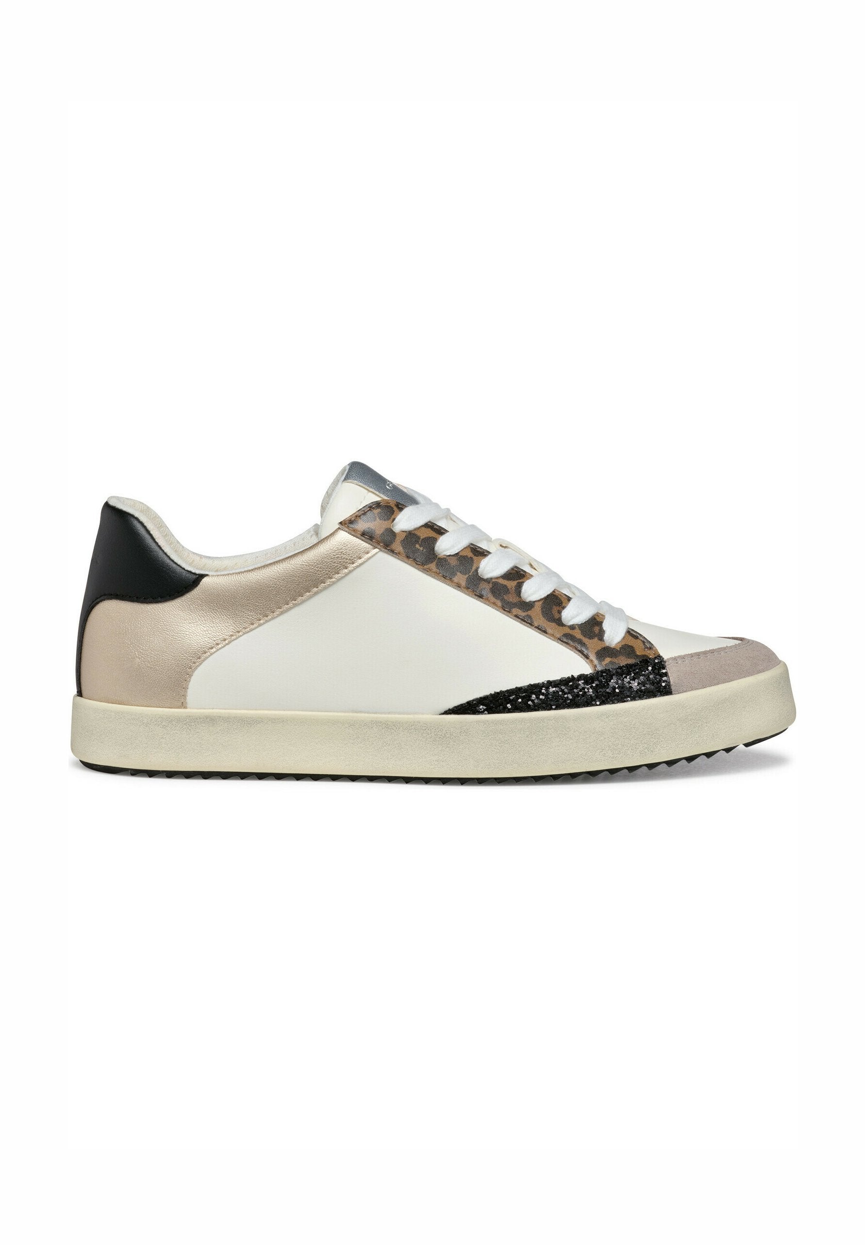 Turnschuhe aus einer Mischung aus weißem Leder, metallic Silber, schwarzen Akzenten und braunem Leopardenmuster. Sie verfügen über einen strukturierten schwarzen Glitzereinsatz und weiße Schnürsenkel.