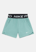 Minzgrüne Sportshorts mit schwarzem Bund, beschriftet mit "NIKE PRO", und einem weißen Nike-Logo am Saum. Weicher Stoff, leichtes Design, zwei Taschen.