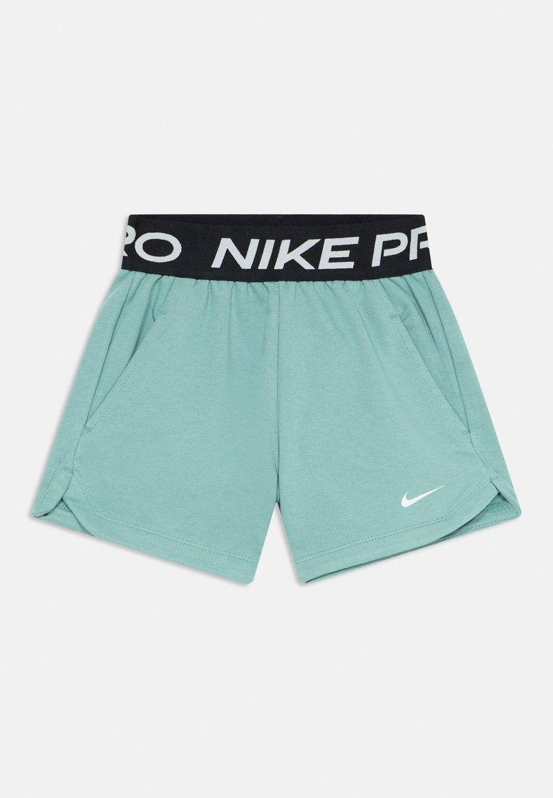 Minzgrüne Sportshorts mit schwarzem Bund, beschriftet mit "NIKE PRO", und einem weißen Nike-Logo am Saum. Weicher Stoff, leichtes Design, zwei Taschen.