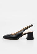 Schwarzer Lederslingback mit niedrigem Blockabsatz, spitzer Zehe und verstellbarem goldfarbenem Schnallenriemen auf weißem Hintergrund.