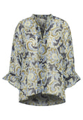 Leichte Bluse in blau, grün und beige mit floralem Muster. Sie hat einen V-Ausschnitt, dreiviertellange Ärmel mit Rüschenausschnitten und eine lässige Passform.
