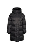 Schwarze Pufferjacke mit Kapuze, ausgestattet mit einem Frontreißverschluss, gestepptem Design und einer Brusttasche. Weiches, leichtes und isoliertes Material.
