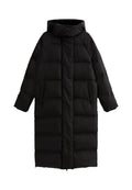 Schwarze gepolsterte Jacke mit hohem Kragen, langen Ärmeln und zwei seitlichen Taschen. Glatte Textur mit horizontalen Nahtdetails für zusätzliche Isolierung.
