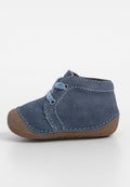 Blauer Wildleder-Stiefel mit brauner Gummisohle, seitlichen Nähten und Schnürverschluss. Weiche Textur mit abgerundeter Spitze und flachem Profil.