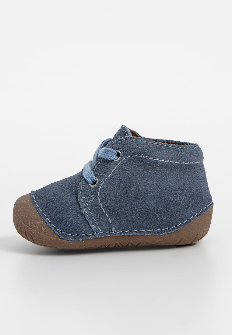 Blauer Wildleder-Stiefel mit brauner Gummisohle, seitlichen Nähten und Schnürverschluss. Weiche Textur mit abgerundeter Spitze und flachem Profil.