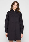 Schwarzes Hemdkleid aus baumwollähnlichem Material mit Kragen, langen Ärmeln und zwei vorderen Taschen. Einfaches Design, ohne Muster.