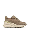 Braune Wildleder- und Leder-Sneaker mit einer klobigen cremefarbenen Sohle, ausgestattet mit goldfarbenen Ösen und einem leicht erhöhten Absatz.