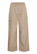 Beige Cargo-Hosen aus leichtem Stoff, mit einem lockeren Schnitt, elastischem Bund mit Kordelzug und seitlichen aufgenähten Taschen.