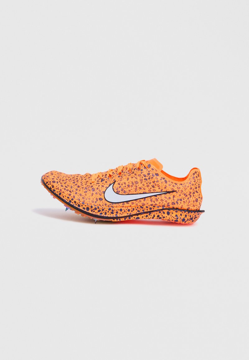 Nike-Laufschuh in leuchtendem Orange mit schwarzen und lila Sprenkeln, ausgestattet mit einem schwarzen Swoosh, leichtem Design und Spike-Laufsohle für besseren Halt.