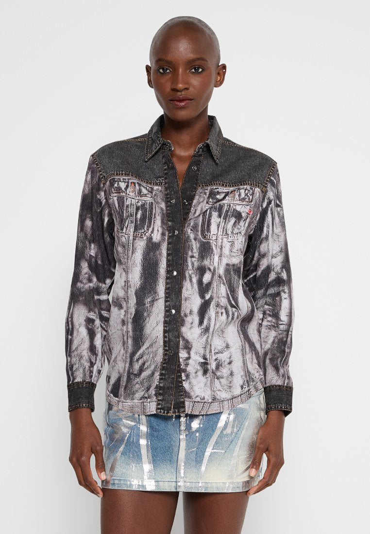 Schwarz- und graues Denim-Hemd mit Knopfleiste, zwei Brusttaschen, Kontrastnähten und einem leicht verwaschenen Design. Lange Ärmel.