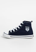 Hochschuhsneaker aus marineblauem Canvas mit weißen Schnürsenkeln, Gummi-Zehenkappe, Kontrastnähten und einem Logo-Patch an der Seite.