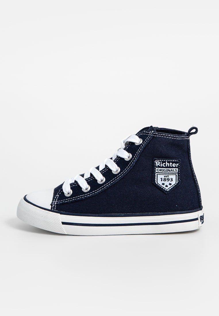 Hochschuhsneaker aus marineblauem Canvas mit weißen Schnürsenkeln, Gummi-Zehenkappe, Kontrastnähten und einem Logo-Patch an der Seite.