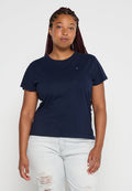 Marineblaue Baumwoll-T-Shirts mit kurzen Ärmeln, Rundhalsausschnitt und dezentem Logodetail auf der Brust. Getragen mit hellen Jeans mit abgewetzten Akzenten.