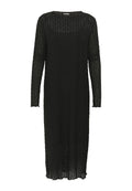 Schwarz gestricktes Kleid mit langen Ärmeln, das ein offenes Webmuster, einen runden Ausschnitt und einen geraden Schnitt aufweist, der bis zur Mitte der Waden reicht.