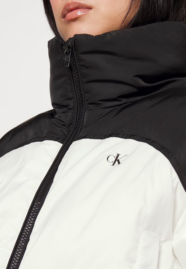 Calvin Klein Jeans BLOCKED CROPPED PUFFER