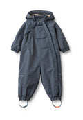Dunkelblauer wasserdichter Overall mit Kapuze, elastischen Bündchen und verstellbaren Fußriemen. Verfügt über eine Fronttasche und eine strukturierte Stoffoberfläche.