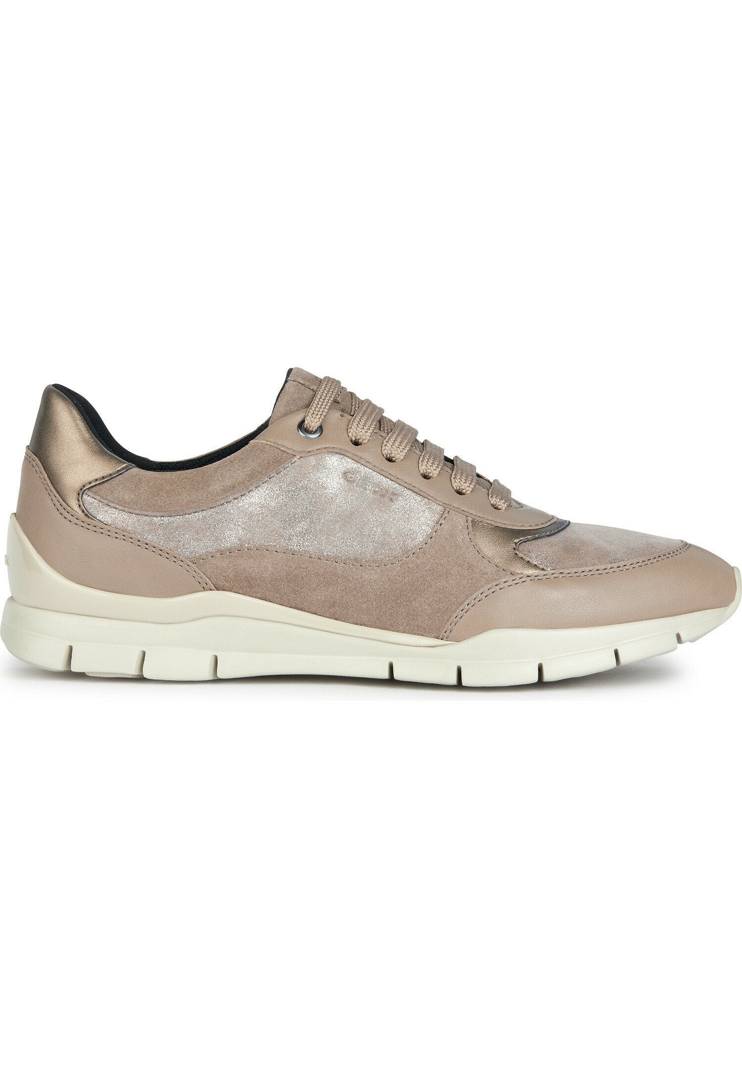 Beige Wildlederschuhe mit metallisch silbernen Akzenten, runder Form, weißer Sohle und Schnürdesign. Strukturiert Oberfläche mit glatten Finishes.