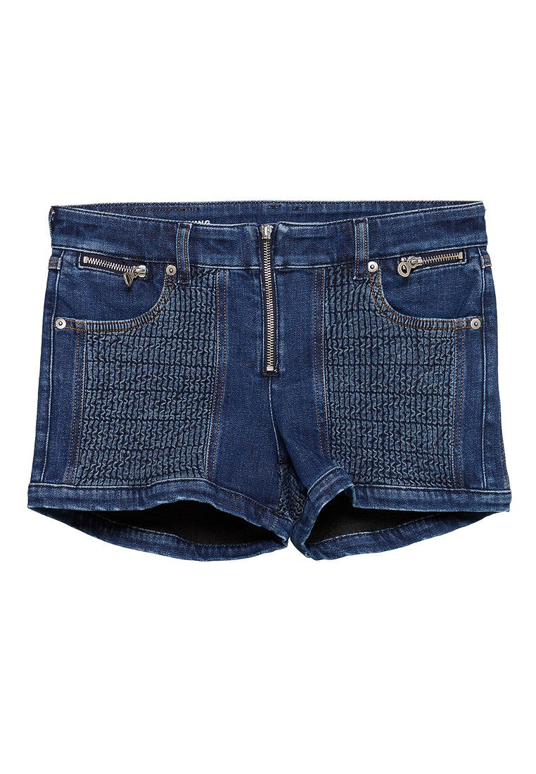 Jeansshorts mit blauer Waschung, versehen mit strukturierten Seitenpanelen, Reißverschlusstaschen und einem Reißverschlussverschluss. Der Saum ist leicht geschwungen.