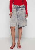 Jeansrock, hellblau mit verwitterter Textur, mit einem seitlichen Reißverschluss, Gürtelschlaufen und einem knielangen Saum. Kombiniert mit roten Sandalen.