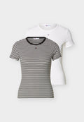 Zwei kurzärmelige T-Shirts mit Rundhalsausschnitt, eines schwarz-weiß gestreift, das andere schlicht weiß, beide mit kleinen Logos auf der Brust.